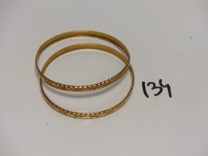 2 Bracelets en or rigides et ouvragés (Diamètre 6cm). PB 15,9g
