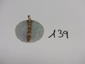 1 Pendentif monture en alliage 14K ornée d'une pierre de jade (Hauteur 5cm). PB 28,5g
