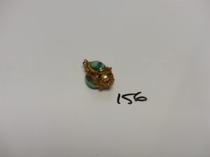 1 Pendentif en or orné de pierre verte (voir jade). PB 13,3g