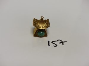 1 Pendentif en or orné de pierres vertes (voir jade). PB 18,7g