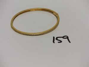 1 Bracelet articulé ouvrant en or orné de petits diamants en tour complet (Diamètre 6,5cm). PB 13,3g