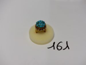 1 bague en or monture ouvragée ornée depetites pierres couleur turquoise et d'un entourage de petits diamants (td51). PB 11g