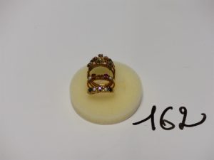 1 bague en or à 5 brins avec barette et ornées de rangs de petites pierres de couleur et de petites perles (1 chaton vide, td49). PB 10g