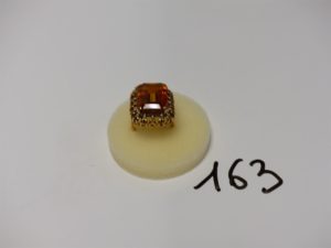 1 bague en or rehaussée d'une grosse pierre ambrée (monture restaurée, td53). PB 12,6g