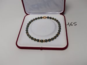 1 collier ornée de perles grises (voir perles de Tahiti) alternées de motifs tubés en or dont 4 avec petits diamants et d'un fermoir en or (L42cm). PB 47,2g