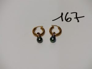 1 paire de créoles en or à décor d'un motif en or amovible et orné d'une perle de Tahiti. PB 6,9g