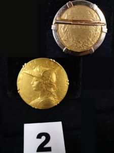 1 Médaille "Prix Ministre" du Ministère de l'Intérieur en 24k, représentant une guerrière montée sur broche en or, gravure Oscar ROTY (Diam 3,6g). PB 34,8g
