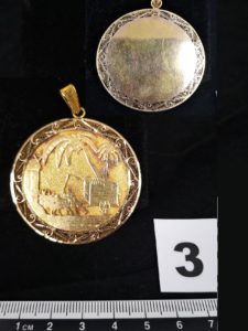 1 Médaille en or représentant un paysage de Madagascar. PB 21,2g