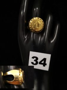 1 Chevalière en or ornée d'1 motif style pièce (TD 63). PB 6,9g