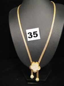 1 Collier en or maille carré double à motif floral orné de pierres blanches (L 46cm). PB 14,7g