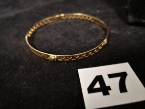 1 Bracelet en or bicolore ajouré de croisillons et orné de petites fleurs enrelief (Diam 5,8g). PB 7,6g