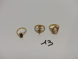 3 bagues en or (1 serti-griffes un petit camée td50)(1 abimée et ornée d'une petite pierre rouge entourage petits diamants td48)(1 à décor d'un Tiki td53). Le tout PB 7,2g