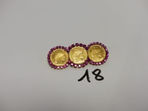 1 broche en or sertie de 3 pièces de 10frs entourage petites pierres roses. PB 20,4g