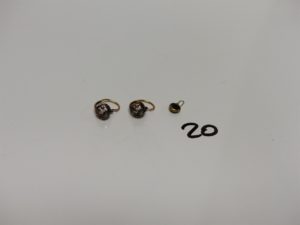 2 boucles en or et argent ornées d'un petit diamant taille rose 2,1g et 1 petit pendentif en or orné d'une pierre 0,4g. Le tout PB 3,5g