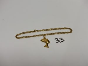 1 pendentif en or à décor du buste de Cléopatre et 1 chaîne maille torsadée en or (L52cm). PB 8,3g