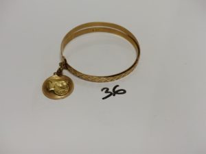 2 bracelets en or à décor bicolore grillagé tenus par une barette ornée d'une breloque du signe du scorpion au verso et d'un buste de femme au recto (diamètre 7cm). Le tout en or PB 32,9g