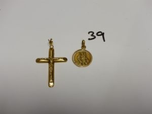 1 Christ sur croix en or (H5cm) et 1 médaille St Christophe en or. PB 11,9g