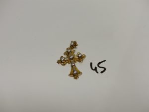 1 croix en or ornée de 7 petites pierres(H5cm). PB 12,9g