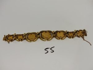 1 bracelet en or à motifs articulés et en serti-griffes 7 pièces d'or (1 de 10 pesos, 2 de 5 pesos et 4 de 2 pesos)(L18cm, chaînette de sécurité cassée). PB 68g
