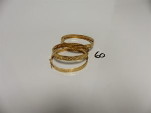 3 bracelets rigides ouvrants et ouvragés en or (diamètre 4,5/5,5cm). PB 27,3g