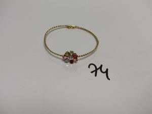 1 bracelet torsadé ouvrant en or motif central floral et orné de pierres de couleur (diamètre 5cm). PB 5,7g