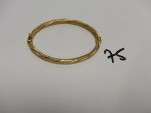 1 bracelet jonc ovale ouvrant en or (diamètre 5/6cm). PB 6,5g