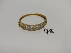 1 bracelet rigide ouvrant en or motif central ouvragé et orné de petites pierres bicolores (diamètre 5/6cm). PB 17,8g