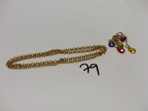 1 chaîne maille jaseron en or (L47cm) et 1 pendentif en or à décor de pampilles ornés de pierres de couleur. PB 12g