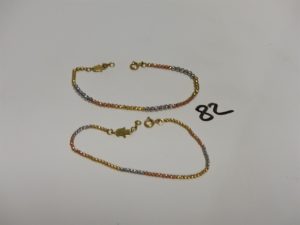 2 bracelets en or à décor de petites boules striées bicolores et d'une brelqoue à décor d'une main (L18cm). PB 7g