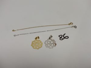 2 bracelets pour bébé en or et 2 pendentifs en or et à décor floral. PB 3,7g