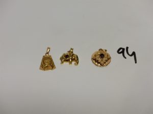 2 pendentifs en or (1 à décor floral orné d'une petite pierre)(1 à décor d'un éléphant orné d'une pierre rouge cabochon et d'un petit diamant) et 1 médaille de la Vierge en or. PB 5,3g