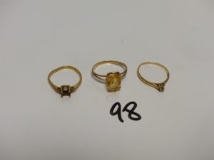 3 bagues en or (1 sertie d'une pierre jaune Td58)(1 solitaire orné d'un petit diamant Td55)(1 ornée de petits diamants chaton central vide, 1 griffe cassée Td54). PB 6,5g