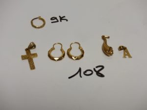 2 créoles ciselées en or, 2 pendentifs en or (1 lettre A, 1 à décor d'une corne) et 1 croix ouvragée en or. PB 4g et 1 créole ciselée en alliage 9K PB 0,3g