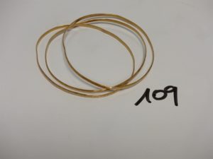 3 bracelets rigides et ciselés en or (monture à redresser, diamètre 6,5cm environ). PB 14g