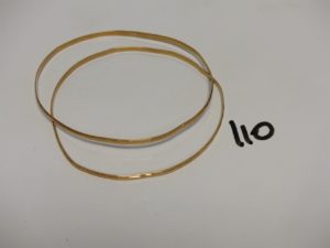 2 bracelets rigides et ciselés en or (monture à redresser, diamètre 6,5cm environ). PB 9g