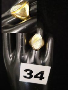 1 Bague chevalière en or ajourée (TD 57 ). PB 8,8g
