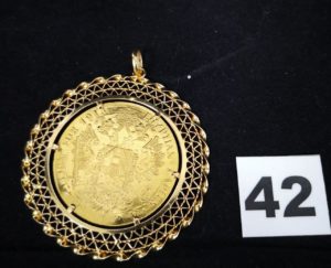 1 Pendentif en or avec motif d'une médaille autrichienne en 22k, entourage en or (Diam 5,5 cm). PB 18,4g