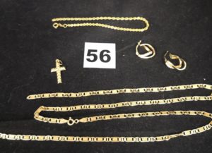 1 Chaine, 1 bracelet et 1 croix en alliage 585/1000 (14k). PB 8,6g et 1 paire de boucles d'oreilles ornées de pierres en alliage 375/1000 (9k). PB 1,3g