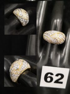 1 bague en or type dôme à motif floral bicolore pavé de pierres blanches (TD 56). PB 10,7g