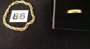 1 Bracelet maille fantaisie torsadée ( L 17,5cm) et 1 Alliance ciselée. Le tout en or. PB 8,5g