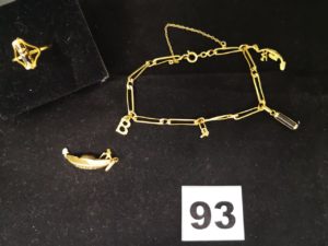 1 Bague motif style ébène (TD 51), 1 pendentif motif gondole et 1 bracelet articulé et orné de breloques (L 18cm) . Le tout en or. PB 11,4g