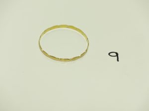 1 Bracelet en or rigide et ciselé (Diamètre 6,5cm). PB 13,7g