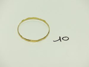1 Bracelet en or rigide et ciselé (Diamètre 7cm). PB 15g