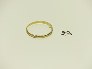 1 Bracelet en or bicolore rigide et ouvrant motif central ciselé (fermoir et articulation abimés, Diamètre 6cm). PB 17,3g