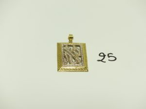 1 Pendentif Coran en or orné de nombreuses pierres (Hauteur 5cm). PB 16,5g