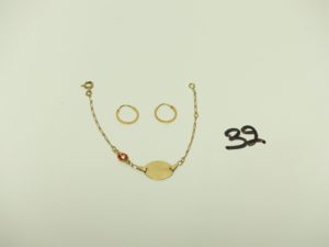 2 Créoles en or ciselées et 1 bracelet en or maille alternée orné d'une coccinelle en émail avec plaque d'identité gravée "Lea" (L14,5cm). PB 2,2g