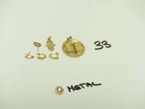 2 Pendentifs en or (1 à décor d'une main)(1 à décor du Coran) et 4 boucles en or (2 ornées de pierres, cassées)(1 cassée)(1 ornée de pierres, cassée). PB 6,8g + 1 bris de métal