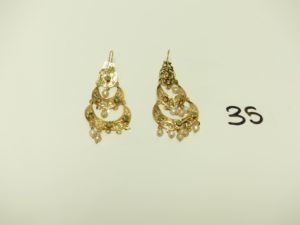 2 Boucles en or ornées de pierres vertes et de perles blanches en pampille (trés abimées). PB 5,6g