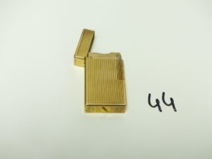 1 Briquet DUPONT en métal doré. PB 89,4g