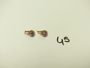 2 Boucles en or ornées d'une pierre violette et d'une petite pierre blanche. PB 5,1g